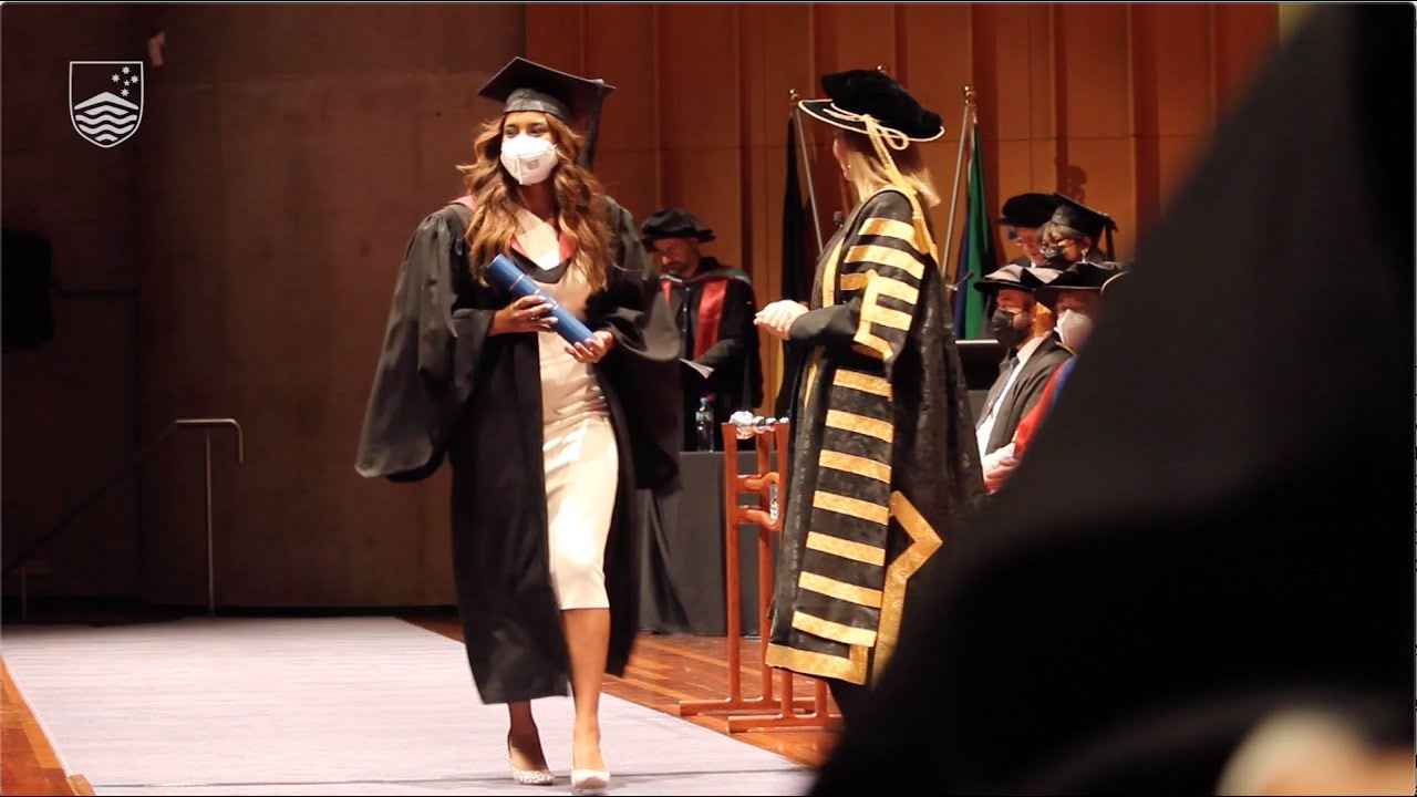 ANU Graduation Gown Set - Bachelor of Business & Economics | University Graduation  Gown Set