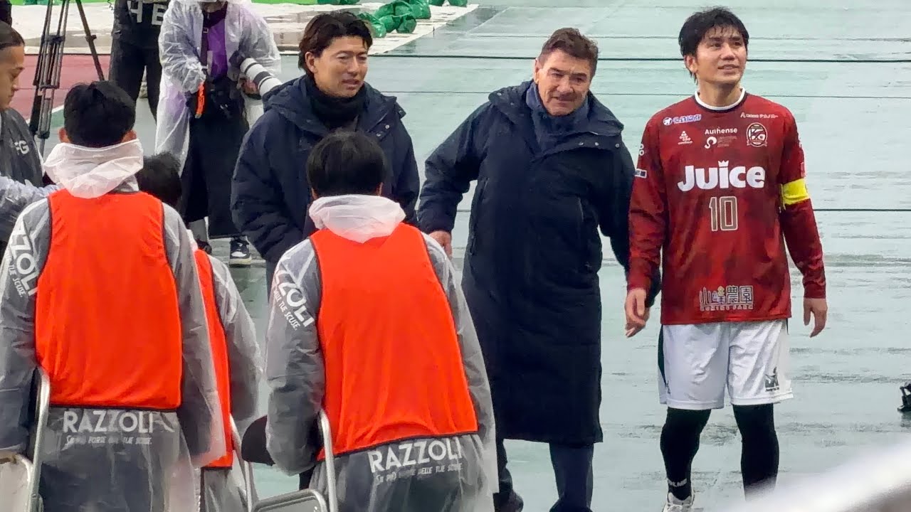 【柏木陽介引退試合】試合終了〜選手挨拶〜ペトロヴィッチと杉浦大輔と談笑する柏木陽介〜ゴール裏ラモス瑠偉挨拶〜ラモス・カリオカ コール〜メインスタンド前（柏木陽介引退試合「仲間に感謝、岐阜から未来を」）