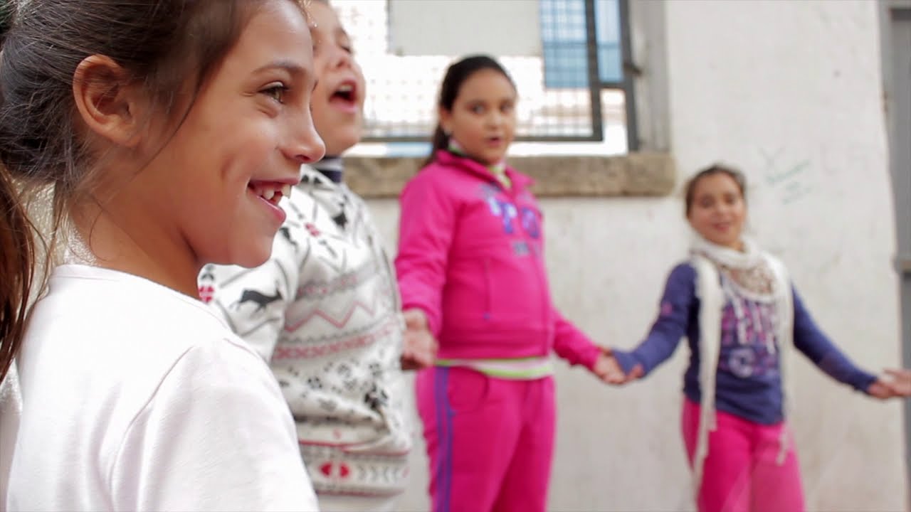 LA CHANCA CAMINA SOLA HACIA LA ESCUELA