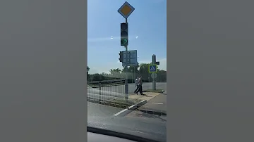 Противоречие светофора и знака!!! Чем руководствоваться?