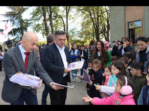 წიგნი რვეული  პირველკლასელთა აკადემია  ათასამდე ბავშვს უსასყიდლოდ გადაცა