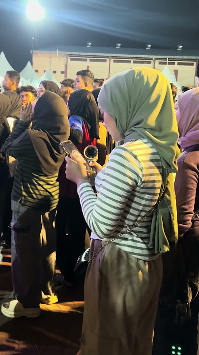 awek melayu baju hijau tengok konsert