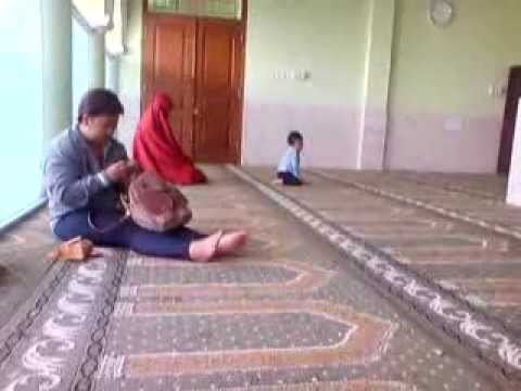 Anak Kecil Usia 2 Tahun Jadi Imam Saat Sholat Di Masjid Solo  YouTube