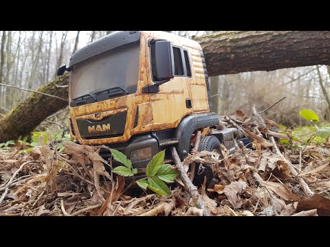 Видео: Нашли ЗАБРОШЕННЫЙ ГРУЗОВИК в лесу ... Удалось завести. RC Tamiya trucks