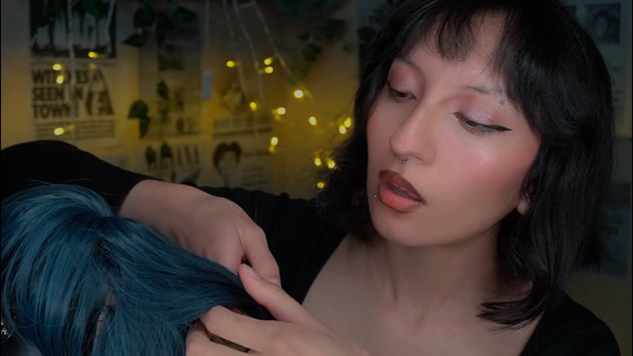 Compañera de atrás cuenta teorías conspirativas de México y te peina ASMR