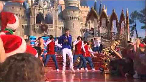 Justin Bieber - Mistletoe & Santa Clause is Coming to Town - Disney World Christmas Parade
