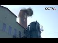 台湾花莲县海域发生7.3级地震 百年糖厂烟囱断裂 员工记录下惊险瞬间 | CCTV中文《新闻直播间》