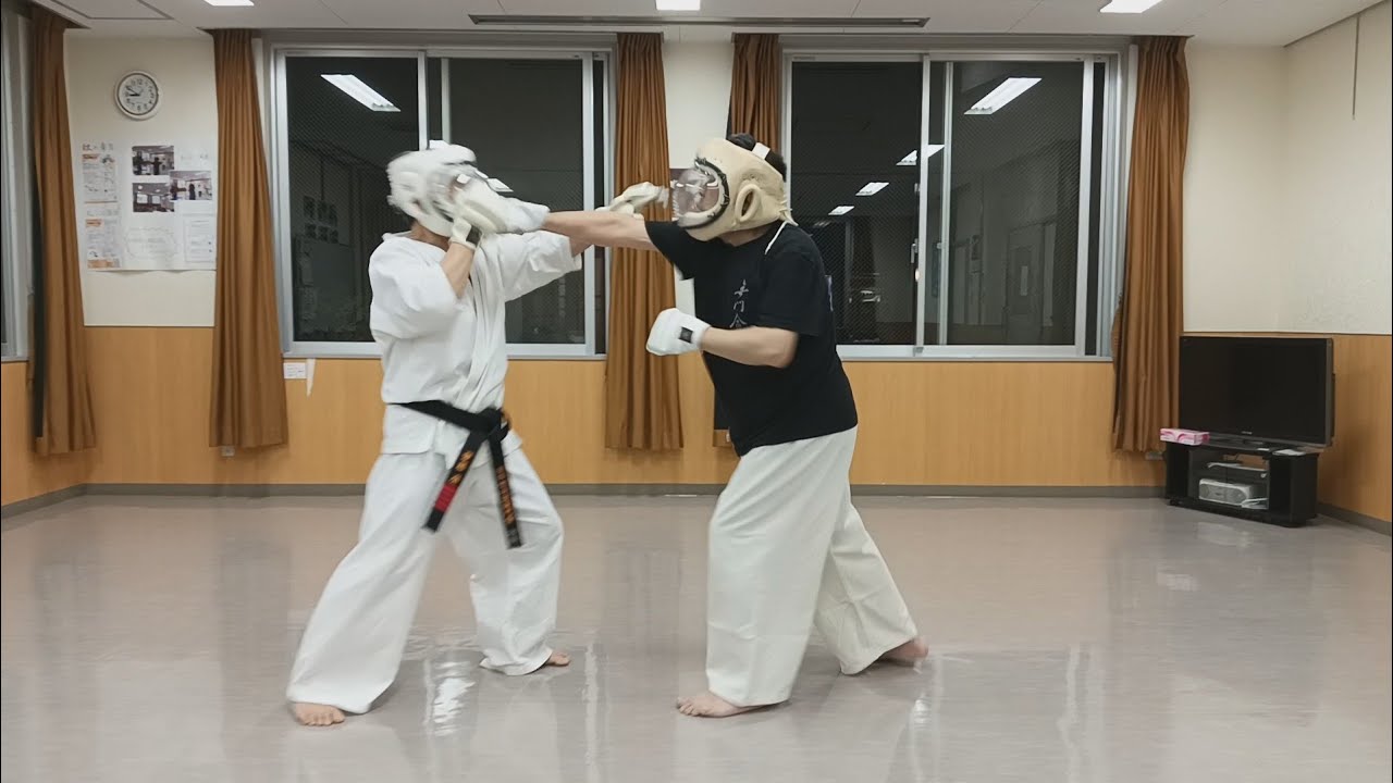 マタギの組手をするS五段とN会員