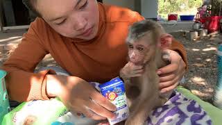 Mama prepare afer bath for babay