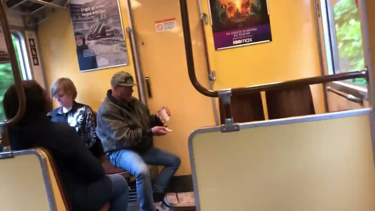 Störd och rolig Gubbe på C15 Tunnelbana 1264 på Linje 13 Mot Alby.
