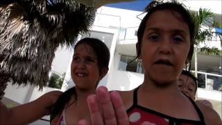 Anna E Lara Na Piscina