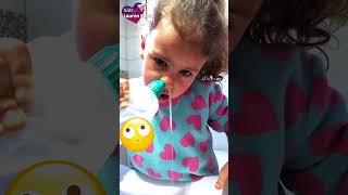 Criança Fazendo Limpeza Nasal Sozinha Com Nasoar