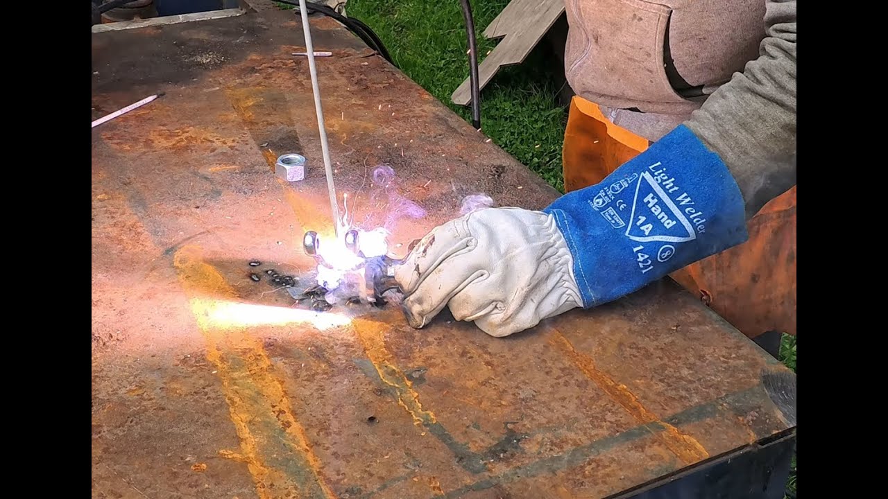 Helposti kytkettävä vetokuula traktorin trukkipiikkeihin