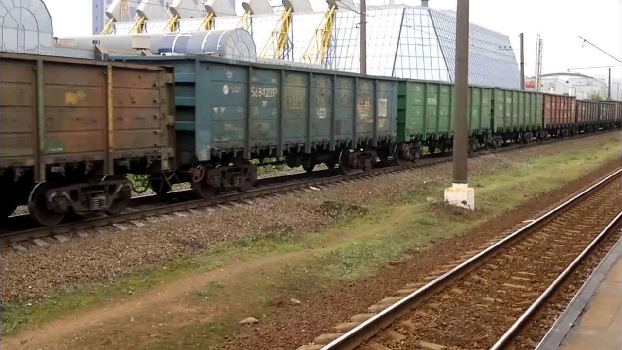 Товарный поезд. Товарный поезд стоит. Соединенные поезда. Грузовая жд станция. Грузовой поезд.
