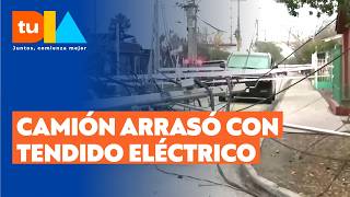 Camión derribó postes y dejó sin luz a un sector de Lo Espejo: ¿Escapaba de un asalto? | Tu Día