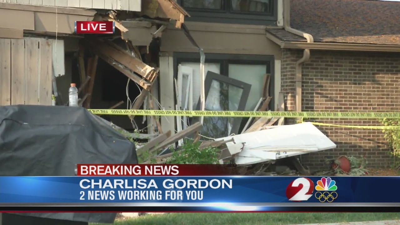 Car crashes into apartment building - YouTube
