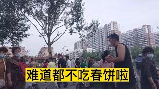 早市卖春饼不太好35岁小龙说幸好媳妇能赚钱回家吃上三个菜