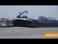 Binnenvaartschip adelvotis met hoog water op het lekkanaal  scheepvaart