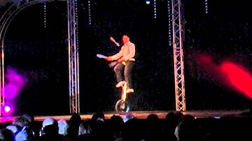 Niels Duinker juggles 3 knives on top of a high unicycle