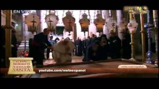 ⁣El Papa besa y reza de rodillas ante el Santo Sepulcro