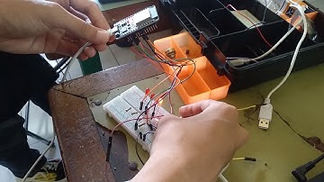 Praktikum ESP32 Running 3 LED dengan push button