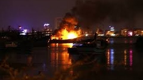 2 tàu bốc cháy, cả cảng cá suýt chìm trong biển lửa