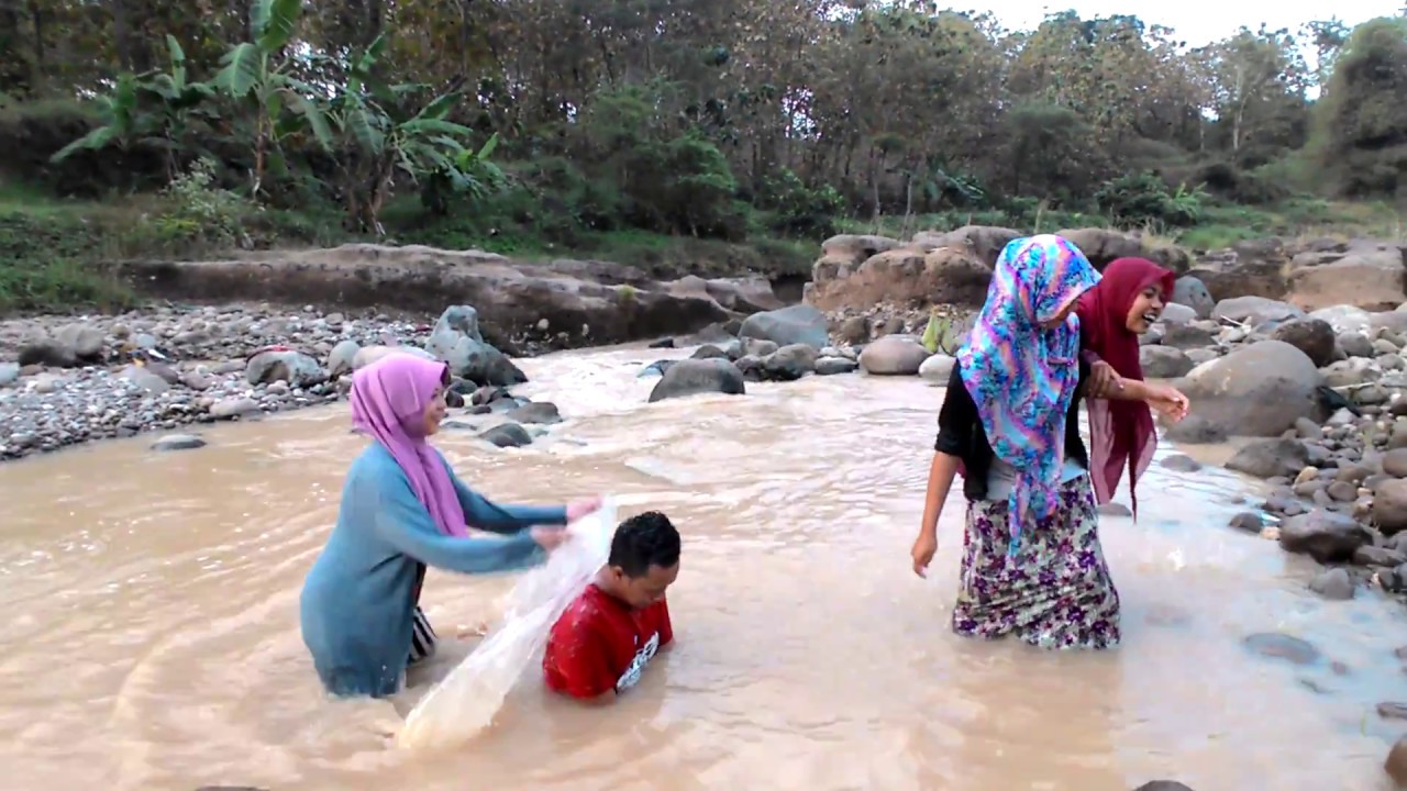 Ngintip 3 Cewek Cantik Mandi Di Sungai Youtube