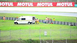 Fatal: Simoncelli jatuh saat dievakuasi oleh Medis @sepang