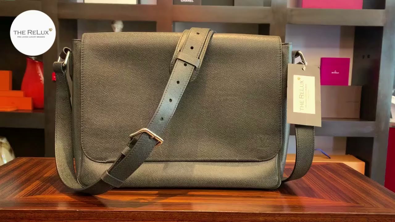 LOUIS VUITTON Taiga Viktor Messenger Bag Ardoise 43535