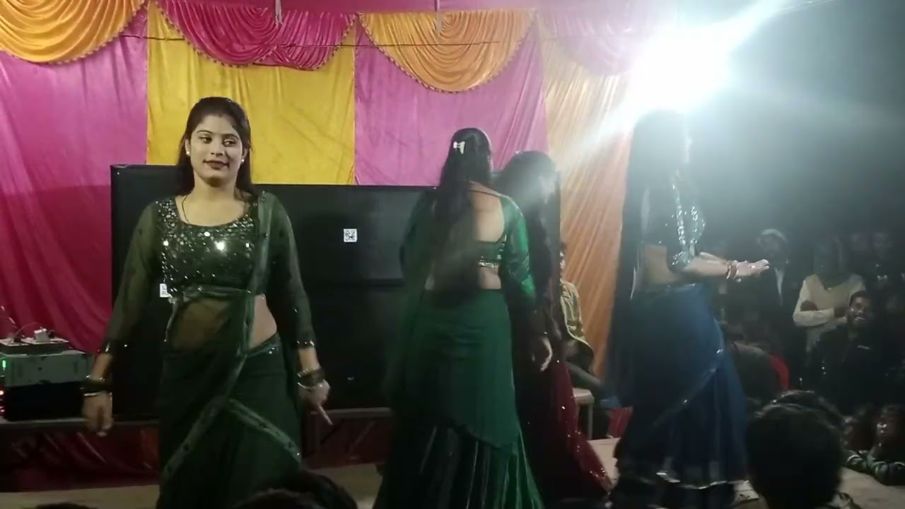 आर्केस्ट्रा गांव का बहुत बढ़िया