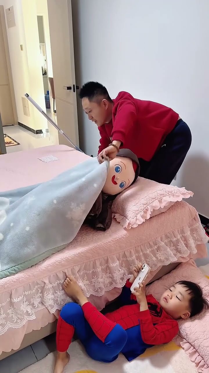 儿子为了玩手机，也是煞费苦心！！#呆萌小米宝#萌娃#熊孩子