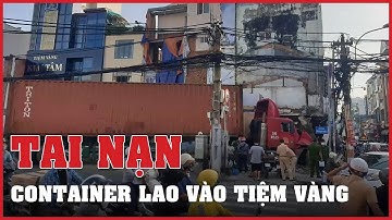 Tông đổ dải phân cách, xe container lao thẳng vào tiệm vàng ở TP.HCM | Vietnamnet