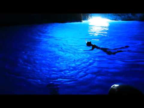 Video: So Besuchen Sie Die Blaue Höhle In Kastellorizo, Griechenland - Matador Network