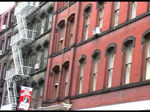 Vidéo: Guide du quartier de SoHo à Manhattan avec les monuments de SoHo