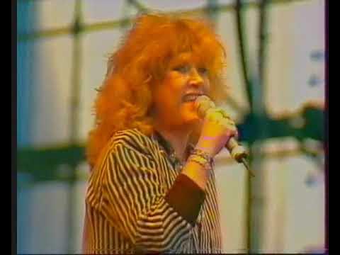 Пугачева 91 год. Пугачева на поле. Пугачева на поле. Пугачева на поле. Пугачева на поле.