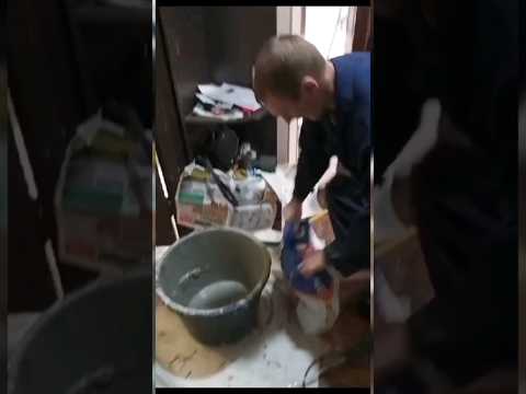 раскатываем наливной пол #ремонт #кухня #полы #потолок #папа #муж #сын #брат #своимируками