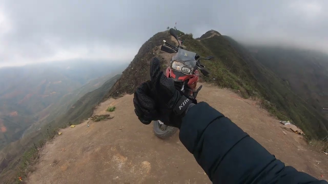 Full clip chinh phục sống lưng khủng long Tà Xùa bằng BMWF700GS.