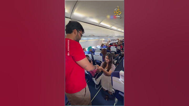 جثت على ركبتيها وطلبت يده للزواج.. فتاة تفاجئ حبيبها وتتقدم لخطبته على متن طائرة "إنديجو" الهندية،