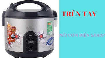 Trên tay tôi là chiếc nồi cơm điện mang nhãn hiệu Sharp