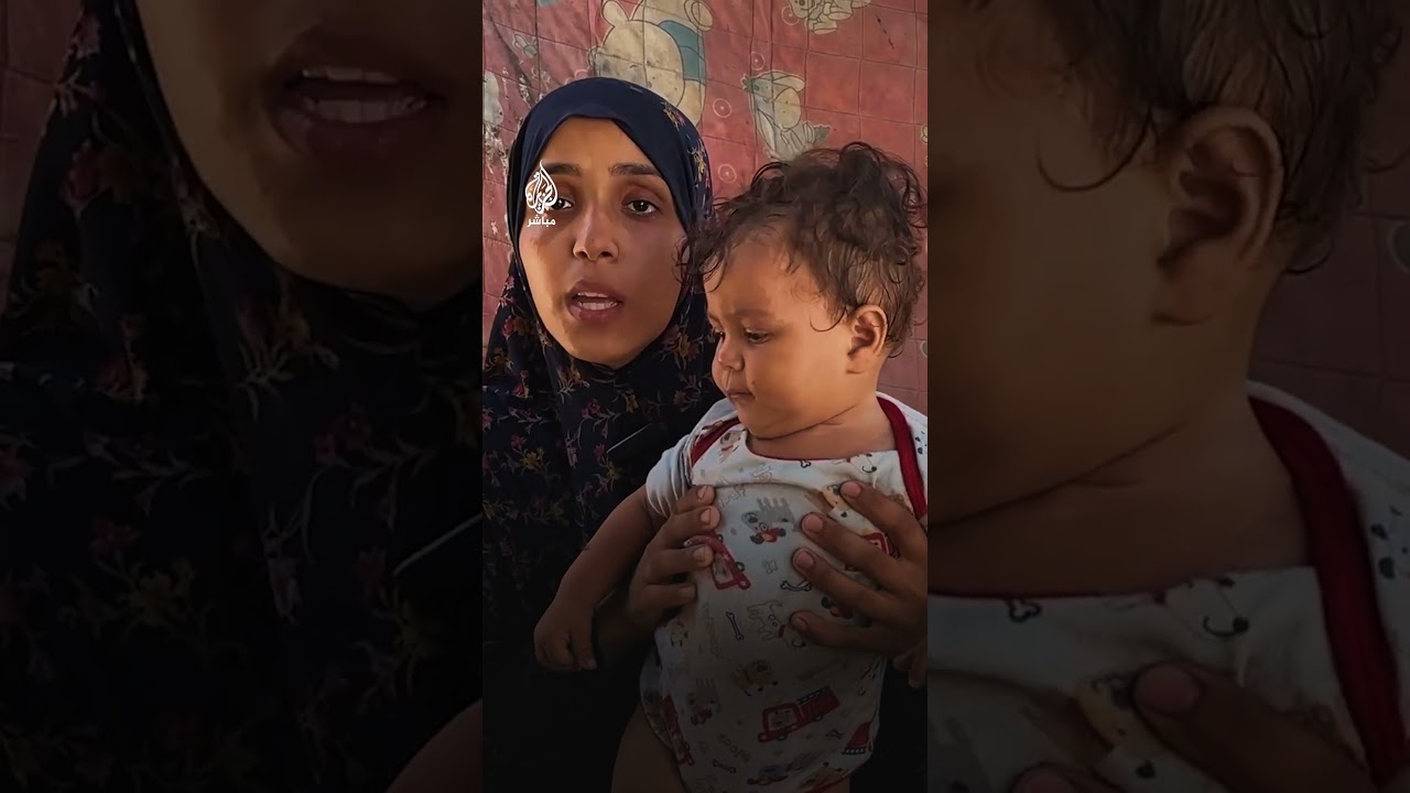 أمهات نازحات يحاولن التبريد على أطفالهن بسكب الماء على رؤوسهم مع اشتداد الحر في دير البلح