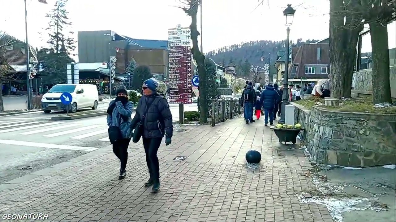 Sinaia Statiunea de lux a romanilor. Energia turistilor din centrul statiunii.