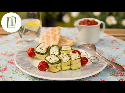 Marinierte Zucchini schmeckt herrlich nach Sommer und eignet sich vor allem als vegetarische Vorspei. 