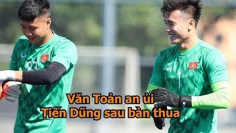 Bùi Tiến Dũng được Văn Toản và BHL động viên sau khi mắc lỗi