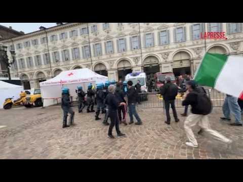 Video Torino, manifestazione contro il caro vita: scontri con la polizia e assalto alla Feltrinelli