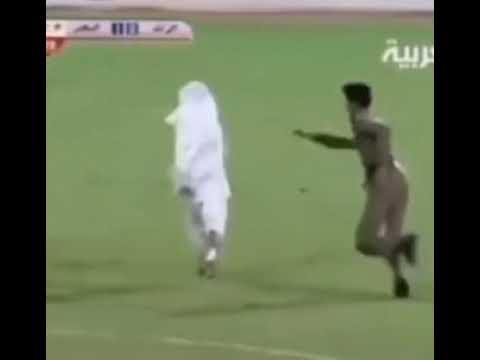 رياكشن واحد يركض فالملعب والشرطي يلحقه