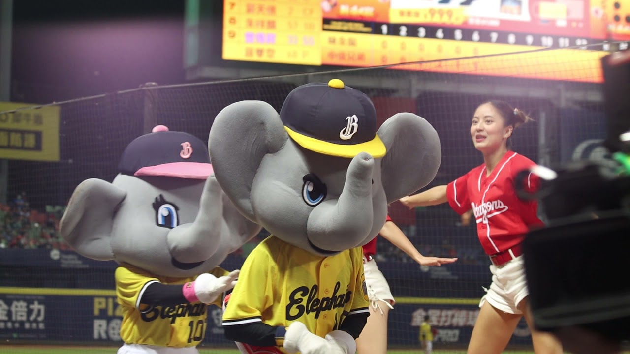 ‘21 0424 G69 味全龍 VS中信兄弟 「傳統一戰」小翔、艾比 搗亂 應援中 Go Beauties小龍女-狂龍降臨