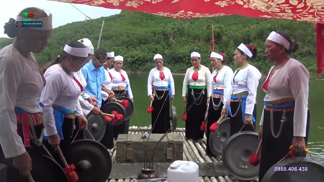 Đoàn nghệ nhân đi Hát tiếng Mường trên lòng Hồ Cánh Tạng tại xã Yên Phú tỉnh Phú Thọ