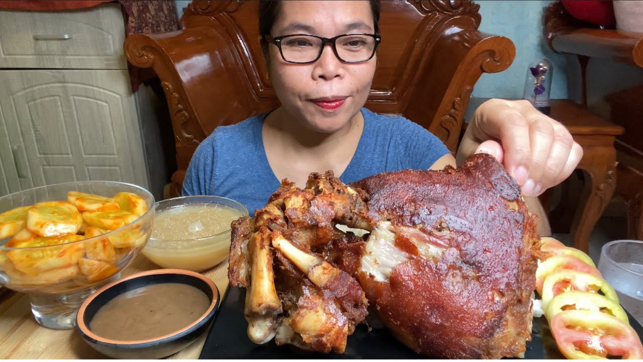 EATING CRISPY PORK KNUCKLES | CRISPY PATA | MUKBANG PHILIPPINES ASMR 