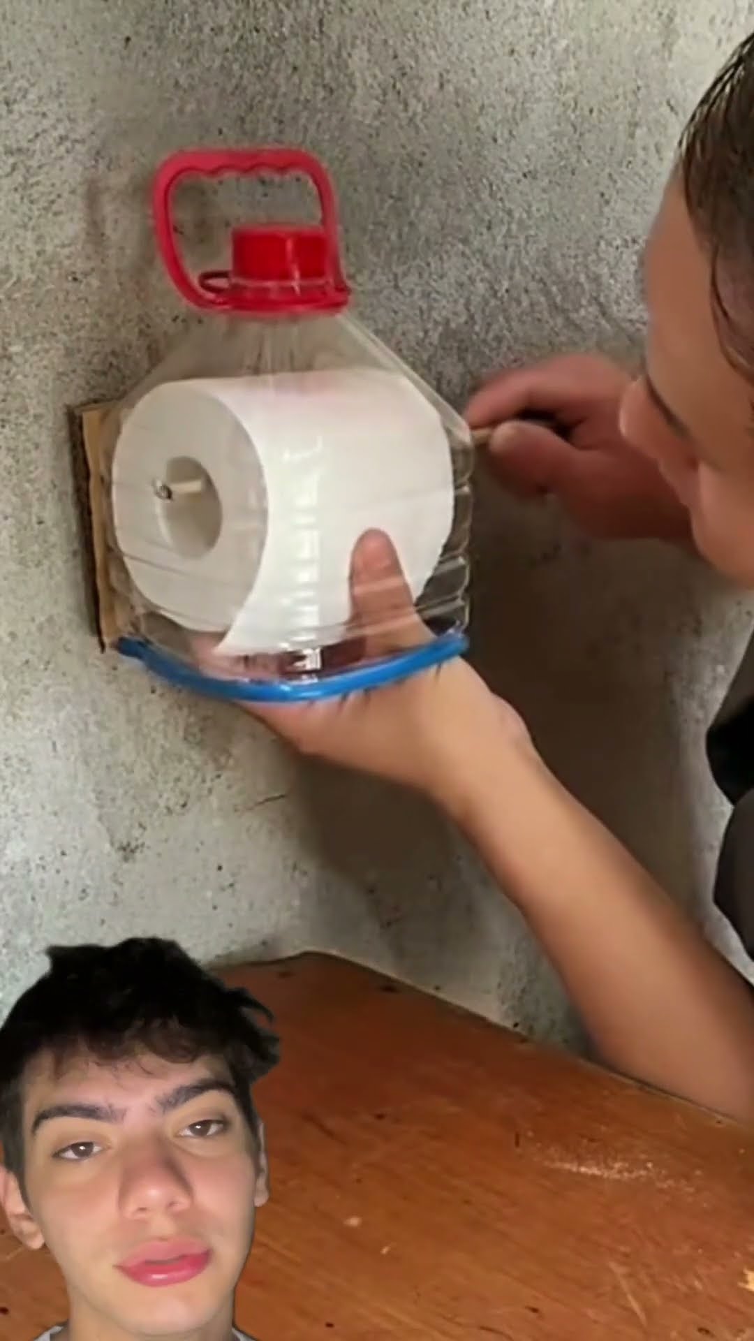 Acabe com papel molhado no banheiro: use um galão cortado! Prático e fácil! ?✨