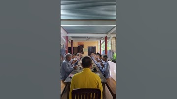 Quý Phật tử tụng kinh trước khi dùng cơm chánh niệm tại khóa tu Một ngày An lạc (Bát Quan trai)